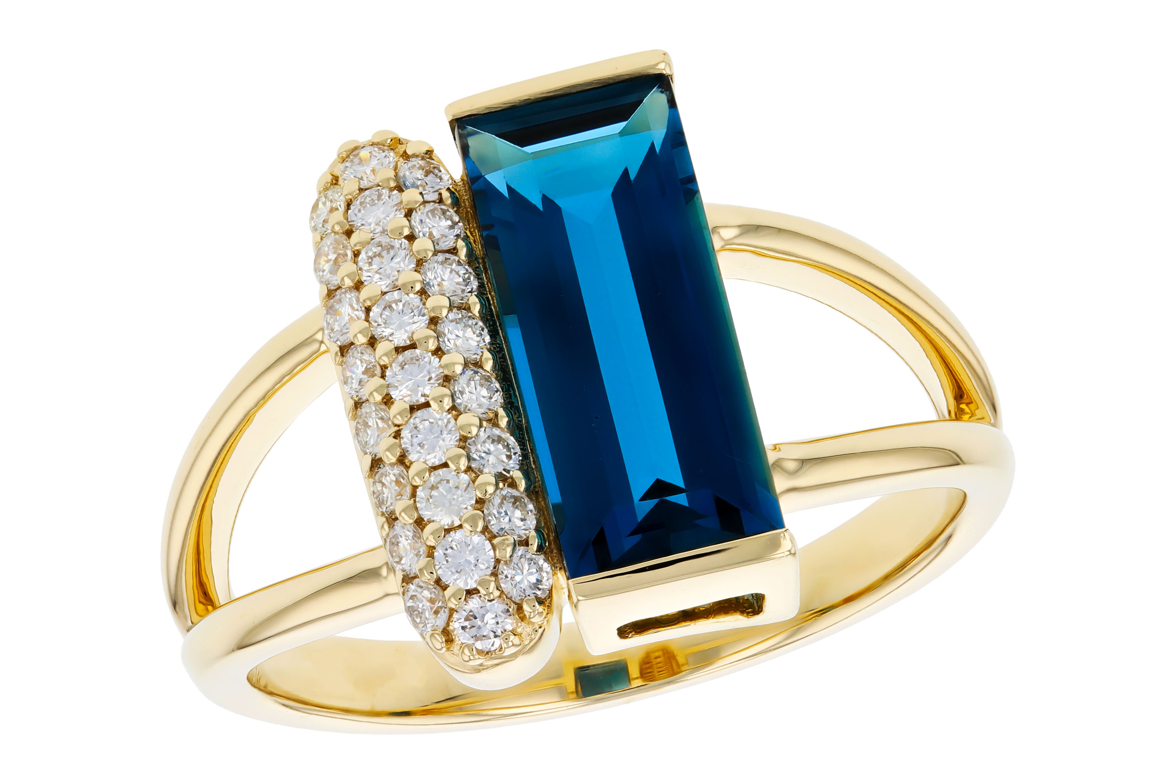 G293-65929: LDS RG 2.67 LONDON BLUE TOPAZ 2.92 TGW (12x5MM BT)